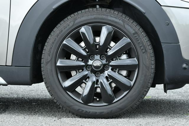 画像: このクーパーS E クロスオーバー オール4のホイールはオプション設定されているもので、225/50R18のタイヤを履く。