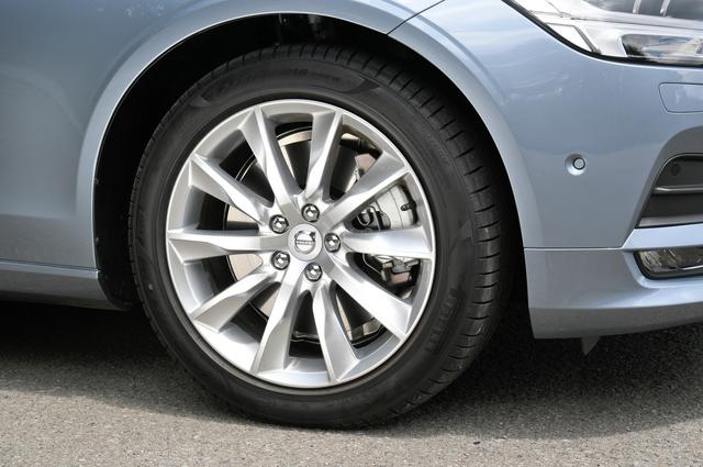 画像: V90 T5モメンタムの装着ホイールは10スポーク“Turbine”8.0J×18インチ、タイヤサイズは245/45R18でピレリのV90専用タイヤを履く。