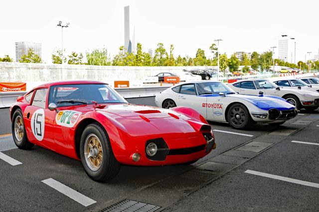 画像: 第3回日本GP時の細谷四方洋車(左)、米SCCAシリーズを走ったキャロル・シェルビーがプロデュースした車両(右)のレプリカ仕様も参加。
