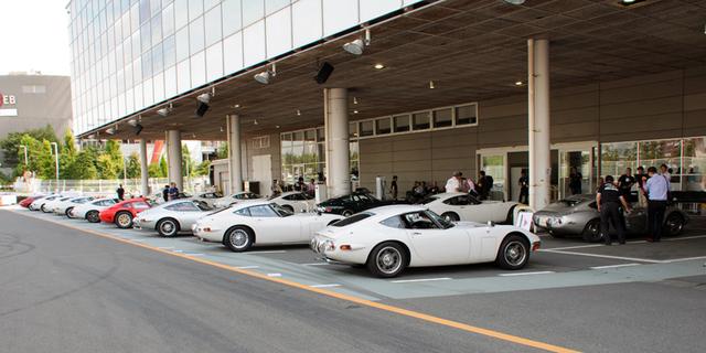 画像: この日集まった19台の2000GT。1台でも見入ってしまうが、これだけの台数になると実に壮観。しかも1台ずつ異なる点が興味深い。