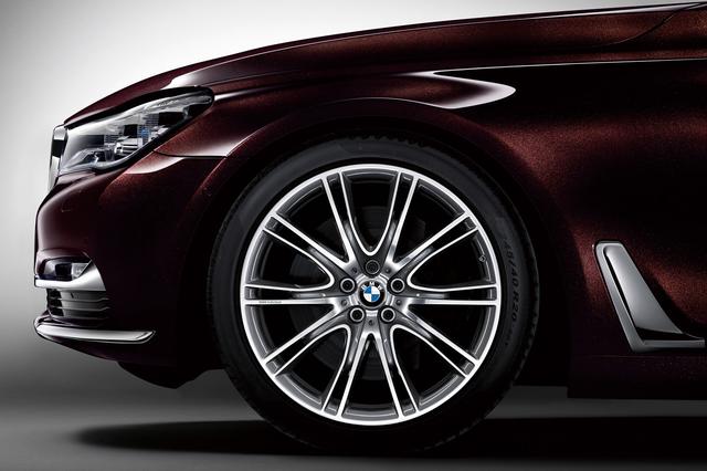 画像: 750Li Individual Editionは鍛造のライトアロイホイール Vスポークスタイリング649Iを装備する。