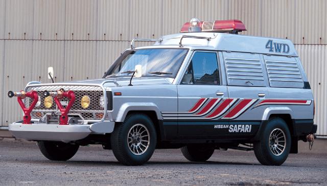 画像: 警視総監へのホットラインも備えた走る作戦司令室・サファリ4WD。金塊輸送警護の任を受けた団長が、警視庁にスペシャルオーダーした秘密兵器だ。その最大の武器は、ルーフに格納される高圧放水銃。フロントにも高圧散水中を2基備え、水煙により敵を翻弄する。ガゼール、マシンXに続く特装車輌第3弾として、強烈な存在感を放ったマシンであった。