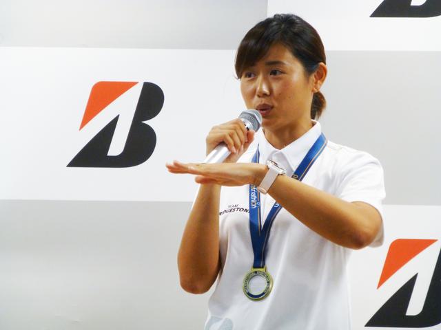 画像: 秦 由加子選手は1981年千葉県出身。13歳で骨肉腫を発症、右足の大腿部切断を余儀なくされたが、2008年障がい者水泳チームで水泳を再開、2012年にトライアスロンに転向した。