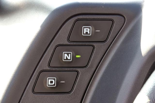画像: トヨタ i-ROADにシフトレバーはなく、ボタンで選択。駐車するときは「N」にする。