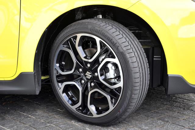 画像: 16インチと同等という軽量鍛造17インチアルミに195/45R17サイズのコンチネンタルのコンチスポーツコンタクト5を履く。併せてフロントブレーキも従来型より1インチアップの16インチディスクを採用。キャリパーも大型化して制動性能を高めた。