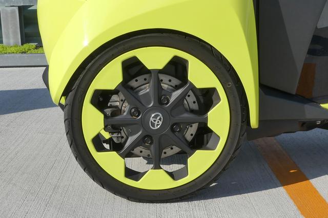 画像: トヨタ i-ロードのモーターはフロントホイールに1機ずつ、計2機を搭載する。