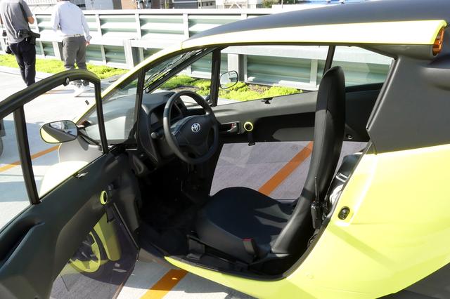 画像: i-ROADは軽量化のためドアはアクリルの部品を多く採用している。ちなみに、左右ドア両方が開閉する。