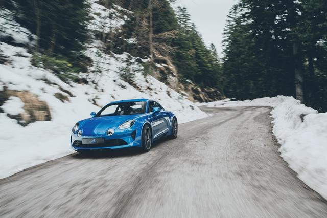 画像: チュリニ峠を走るアルピーヌA110。
