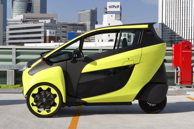 画像: トヨタ i-ロードのバッテリーはシート下に格納されている。