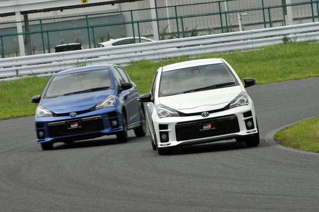 画像: 右前がヴィッツGR、左後ろがGRスポーツ。エンジンはどちらもノーマルだが、チューニングの度合いが違い、GRの方がスポーツ性が高い。