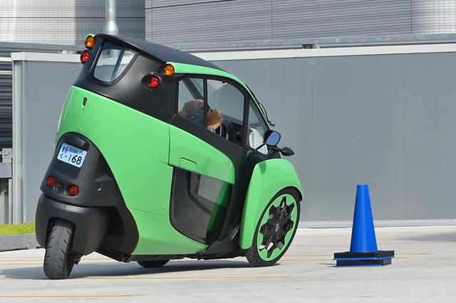 画像: トヨタ i-ROADの最小回転半径は2.3mと一般的なコンパクトカーの約半分の数値だ。