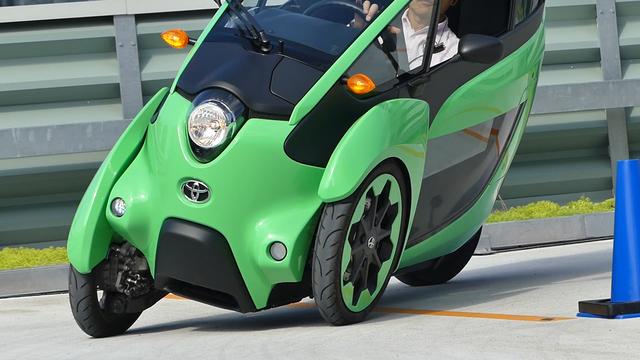 画像: トヨタ i-ロードは左右前輪が異なる動きをすることによって車体を傾ける。