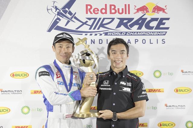 画像: 大会には2017年のインディ500で優勝した佐藤琢磨選手も登場、室屋選手の優勝を祝った。