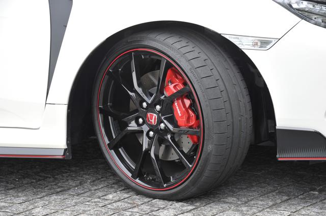 画像: 専用の20×8.5Jホイールにコンチネンタルのスポーツコンタクト6(245/30ZR20)を履く。前ブレーキはブレンボ製対向4ポット。