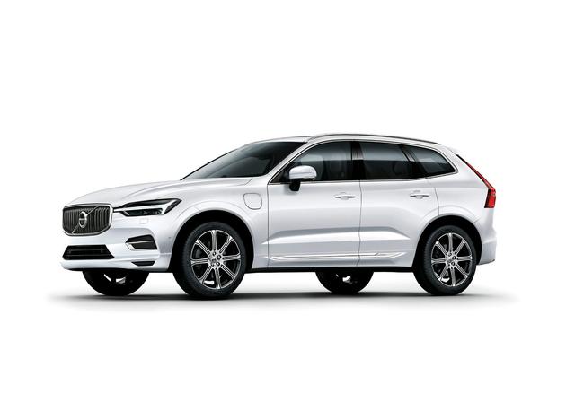 画像: これはプラグインハイブリッドのXC60 T8 ツインエンジン AWD インスクリプション。ボディ左側に充電用スロットの蓋が見える。
