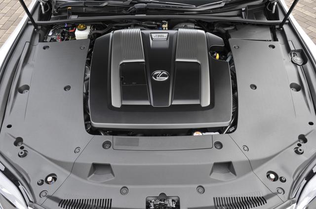 画像: LS500は新開発の3.5L V6ツインターボを搭載。ミッションは10速AT。