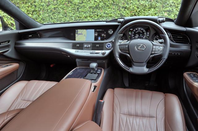 画像: LS500h エグゼクティブパッケージのインパネ。マテリアルのクオリティは極めて高い。