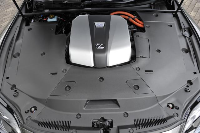 画像: LS500hは3.5LのV6+モーターのハイブリッド。いずれも、カバーに覆われてエンジン本体はほとんど見えない。