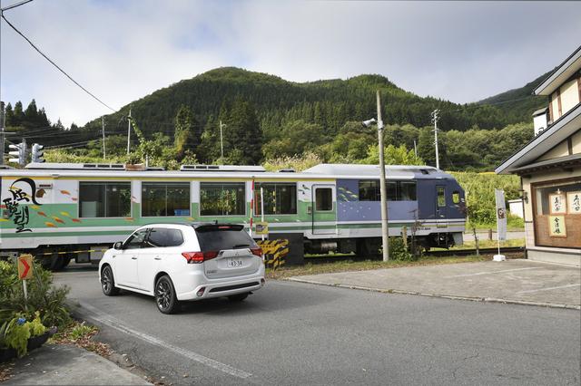 画像: 踏切で電車を待っていたら、会津鉄道の「お座トロ列車」が通過しました。・トロッコ席 ・お座敷席 ・展望席があるから「お座トロ」なんですって。