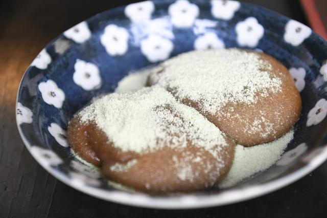 画像: 栃餅。トチの実を使ったお餅で、うぐいすきなこをかけて食べます。美味しい!