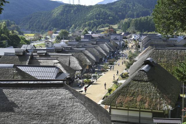 画像: こーんな感じでかやぶき屋根のお家が続く大内宿。3連休の最終日だったので、観光客も多かった!