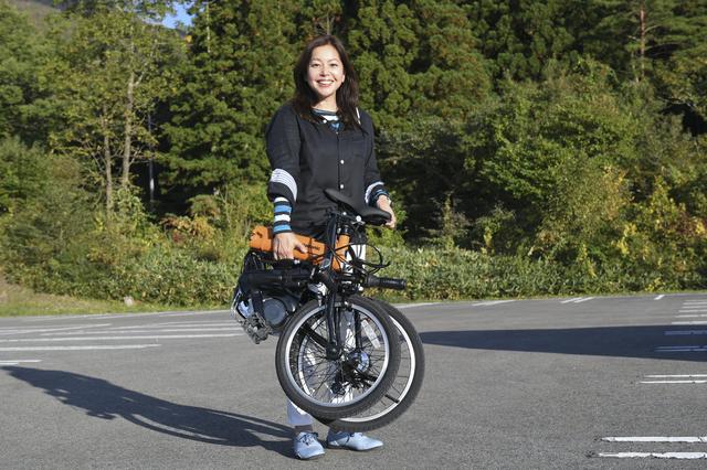 画像: じつはコレ、折りたたみ式の電動アシスト自転車なんです。オートマチックモードなら約43kmもアシストしてくれます。