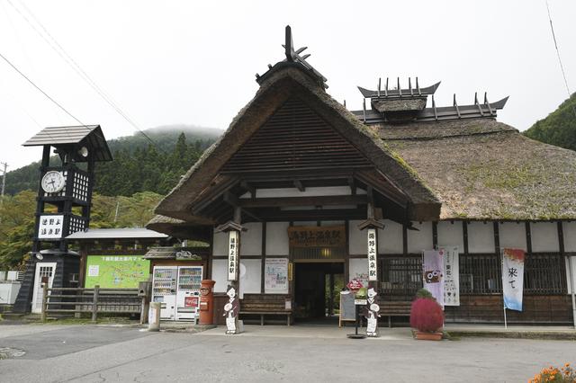 画像: 会津鉄道の「湯野上温泉駅」。全国でも珍しい、かやぶき屋根の駅舎なんです。