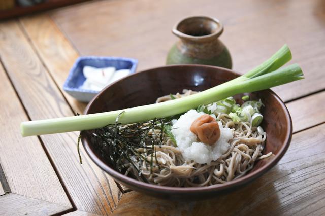 画像: 大内宿の名物「ねぎそば」。一本ねぎで食べるのがツウ、らしいんですが…。