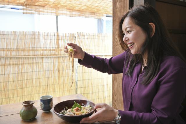 画像: いや、コレじゃなかなかすくえませんって。結局、お箸を使って食べました!