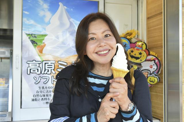 画像: 那須高原SAで小休止。ここでも高原ミルクソフトクリームをパクッ。