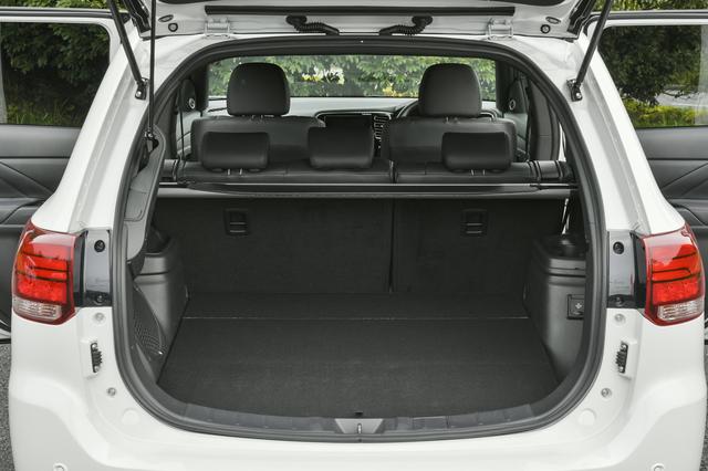 画像: アウトランダーPHEVは、なんてったって三菱のSUVですから、5名乗車の時だって荷室はこのとおり。広くていろいろ積めちゃいます。