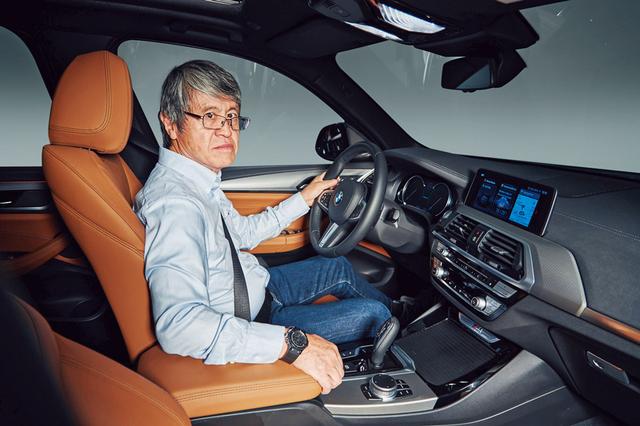 画像: ニューX3の運転席に座り、現行型と比べてその質感の向上ぶりに驚く木村レポーター。
