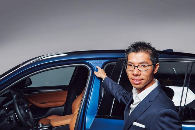 画像: エクステリアデザイナーのカルバン氏が指すセンターピラーには、しっかりとX3のエンボスが刻まれている。こうした細かな演出も重要。