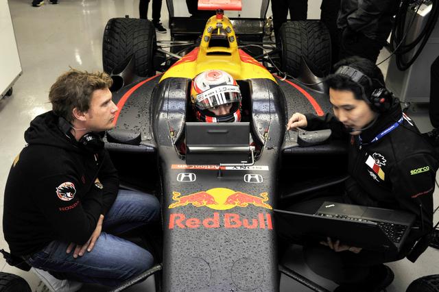 画像: メンタルトレーナーとレースエンジニアに囲まれるその様はすでにF1パイロット