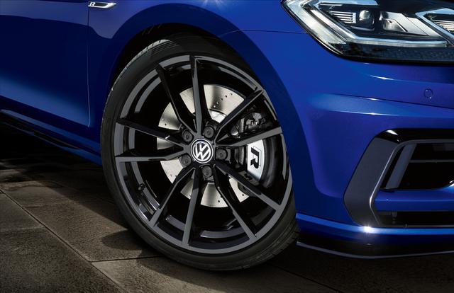 画像: ゴルフRパフォーマンスは専用デザインの19インチホイールと、235/35R19タイヤを装着。