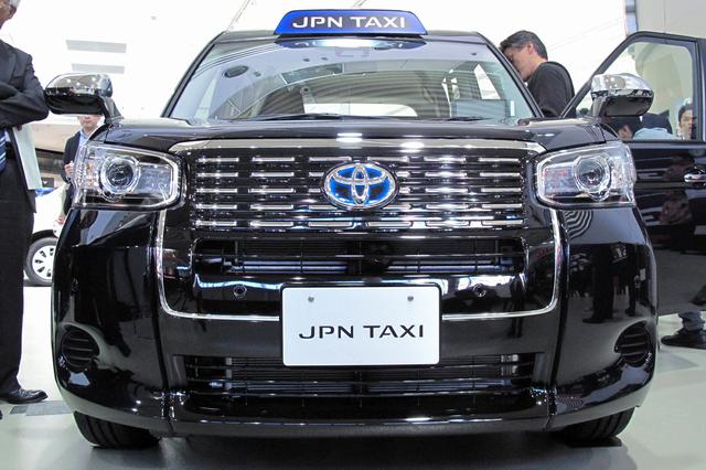 画像: JPN TAXIののフロントバンパーは、交換しやすいように3つのパーツで構成される。