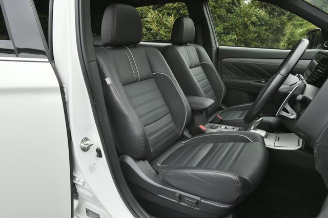 画像: Sエディションは専用の本革シートを標準装備。運転席/助手席にはシートヒータも装備する。