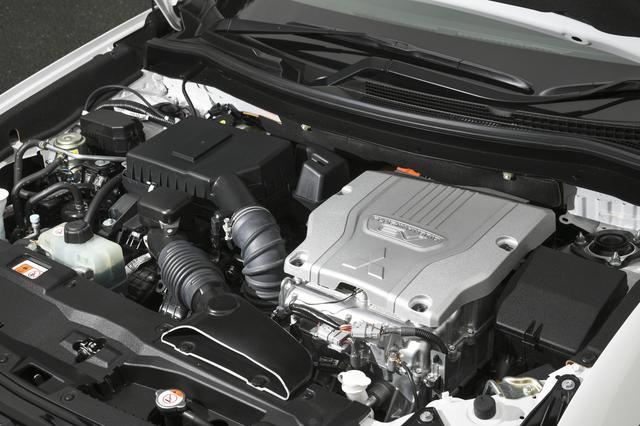 画像: エンジンは2L直4DOHCで118ps/186Nmを発生。レギュラーガソリン仕様でタンク容量は45L。