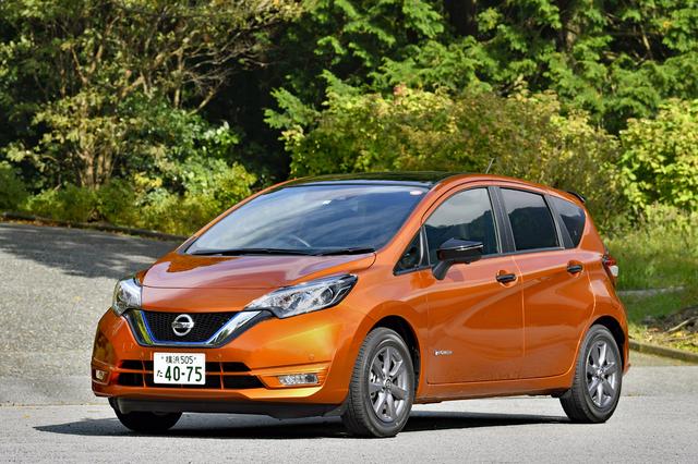 画像: 試乗車のブラックアローは、ルーフ、ミラー、ドアハンドルをブラックアウト。