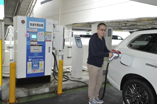 画像: うみほたるPAで急速充電。約25分で80%まで充電可能となる。充電電力使用時は60.8km(Gナビパッケージ/Gセーフティパッケージ/M)、60.2km(Sエディション/Gプレミアムパッケージ)走行可能だ。