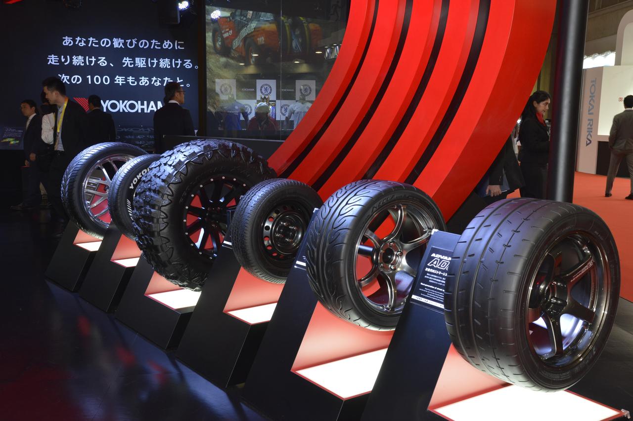 画像: ここは既存商品コーナー。NEOクラシックカー用として復活した「ADVAN HF Type D」もここに展示されている。