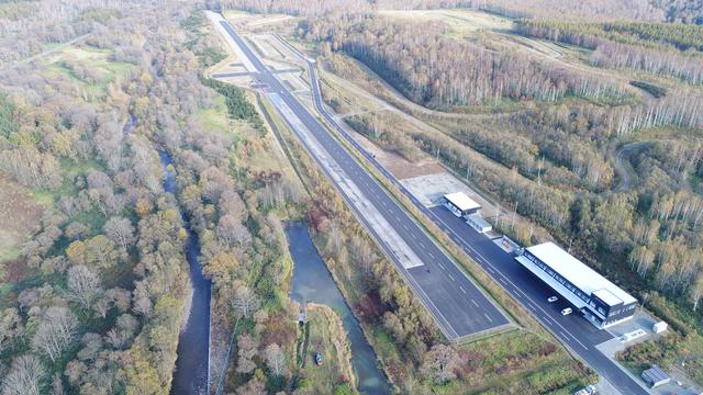 画像: 約1.2km×25mの総合試験路。右手前に見えるのが、作業や執務を行う業務棟。