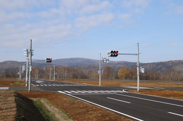 画像: 市街地路の交差点。建物が建っていれば、本物の町のように見えるだろう。