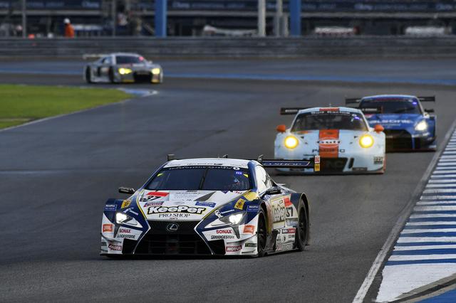 画像: 路面が乾きスリックタイヤに交換後も37号車がトップをキープ