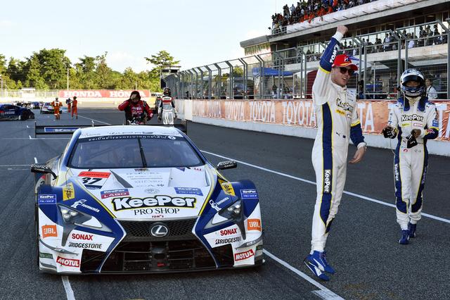 画像: アンカー平川を出迎えるニック・キャシディ、後ろの松田次生はバツが悪いか