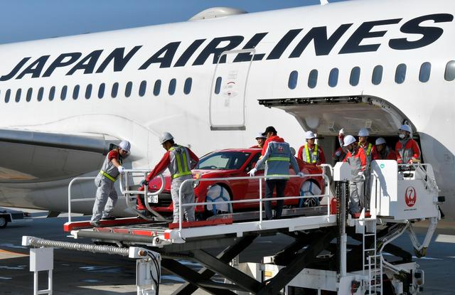 画像: タイトル写真に写っているWRXは撮影用車両だが、奥のBRZは実際に787に積載された。787はライバル機と比べ胴体が太いので、車両の輸送が可能になった。