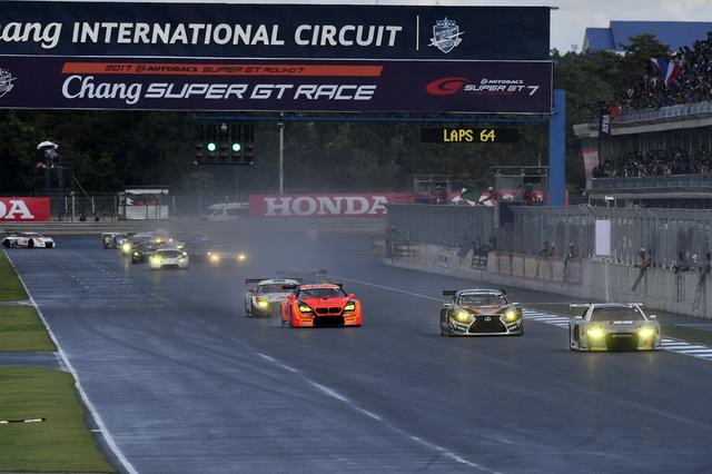 画像: レースは2周のSCランの後リスタート