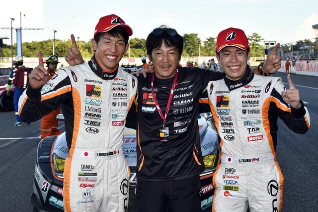 画像: 左より中山雄一、総監督の影山正彦、そしてルーキー坪井翔