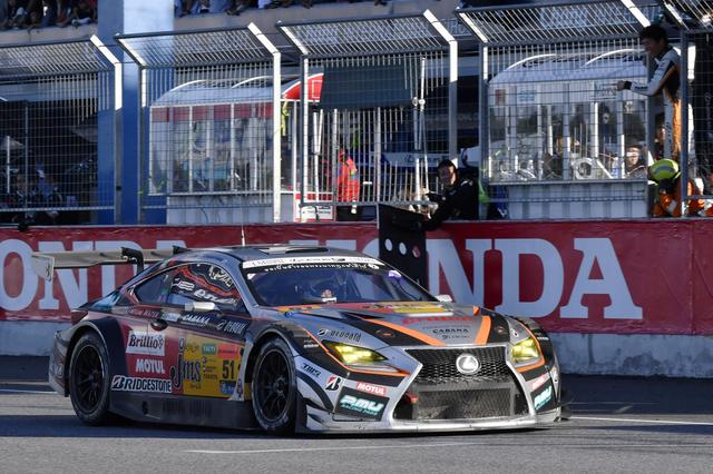 画像: GT300クラス最長の43周を走りきった坪井を中山が迎える