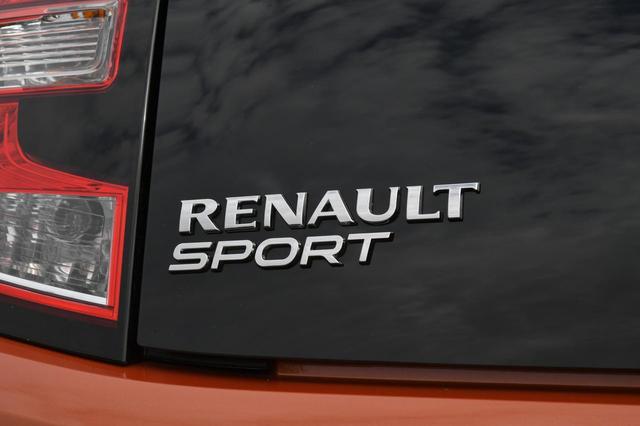 画像: リアには誇らしげに「RENAULT SPORT(ルノー・スポール)」のエンブレムが掲げられる。